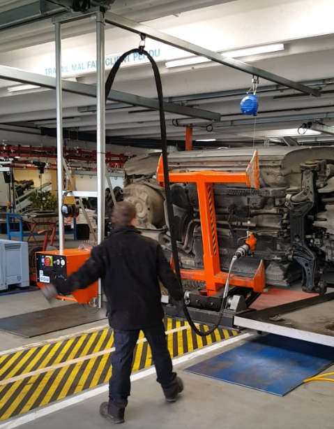 Convoynort - Portique avec pince suspendue sous équilibreur et groupe hydraulique.