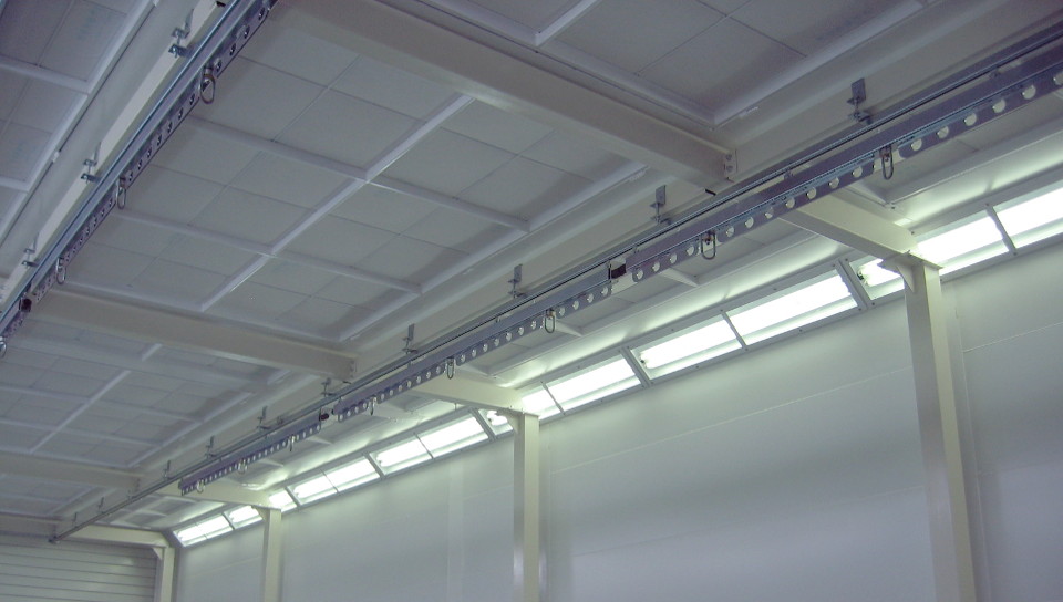 Convoyeur a&eacute;rien - Monorail manuel - S&eacute;rie 700 - Palonnier dans une cabine de peinture